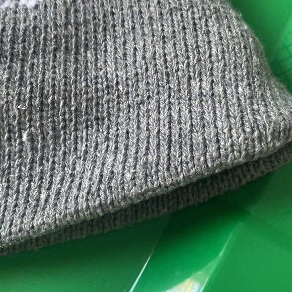 Fleece-lined snowflake grey beanie - Picture 6 of 15